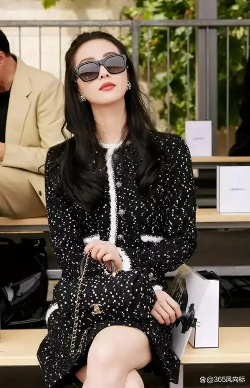 近日,一组刘诗诗的巴黎时装周美照曝光,照片中她身穿一袭黑色毛呢亮片