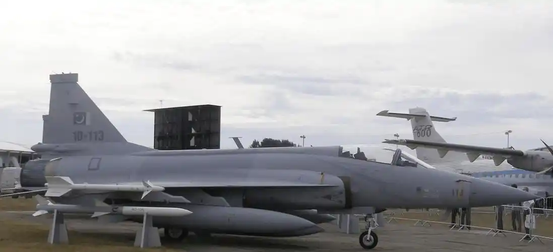 图注:霹雳-12空空导弹挂载于枭龙战机翼下