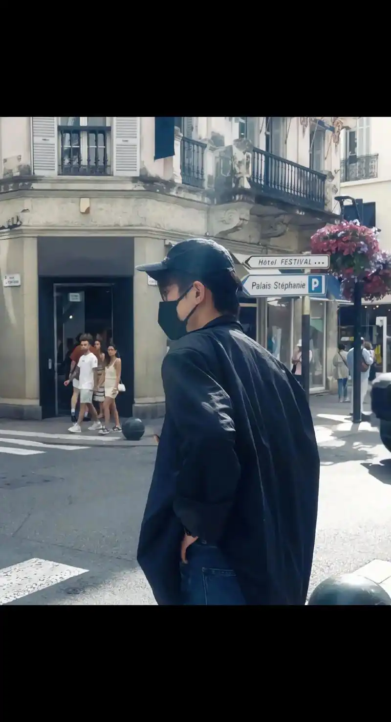 你追逐世界 我追逐你的背影.#易烊千玺 #玺子 - 抖音