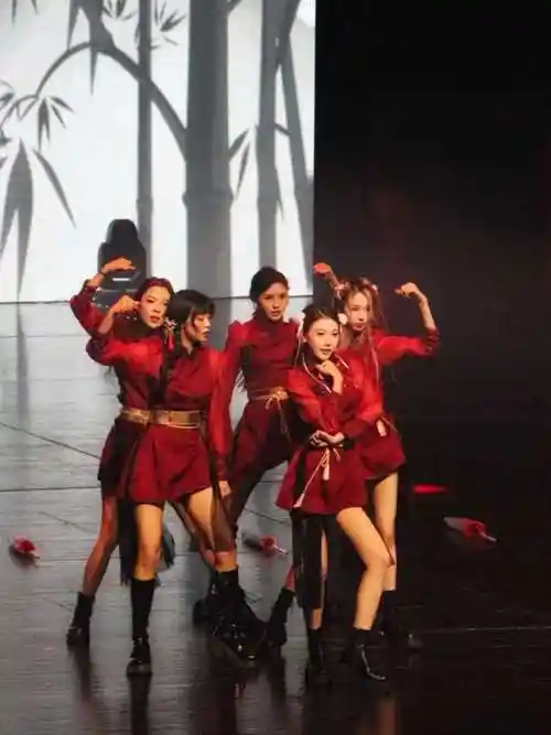 这个女团来自松江_七彩