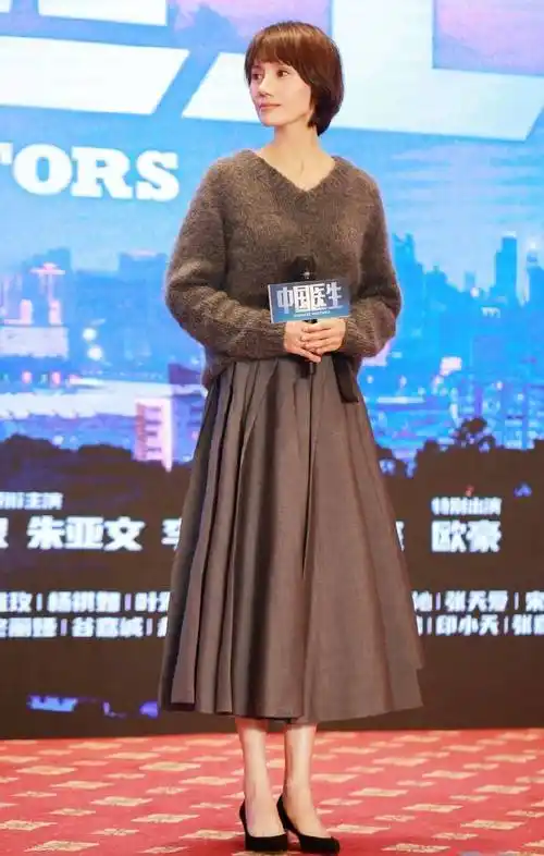 袁泉真是"反油腻"第一人,衣服永远成套,裙子低于膝盖,好优雅_造型