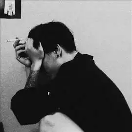 qq头像哭泣男生侧头抽烟