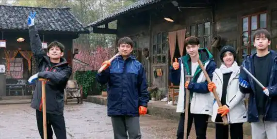 蘑菇屋全家春游都在吃零食,唯独张艺兴搞特殊:明目张胆玩电脑_节目