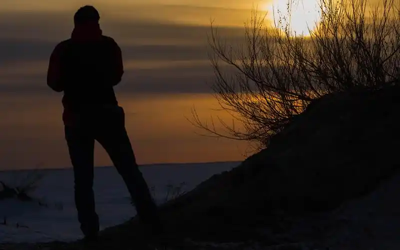 夕阳下一个人看海的孤独背影