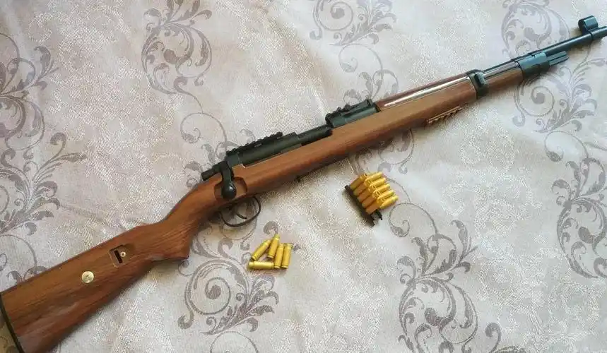 别被《八佰》骗了,在现实中被98k击中身体,你不可能再站起来_子弹