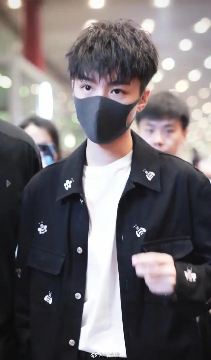 王俊凯最新机场照,行走的帅气啊,戴口罩都是那么酷!