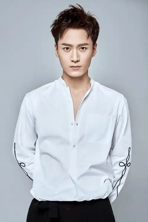 茅子俊曝夏日写真大片 白衬衫贵气十足