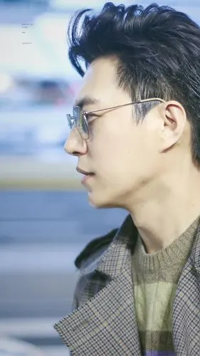 靳东现身机场 潮范十足 格子风衣优雅迷人 闪亮虹桥机场