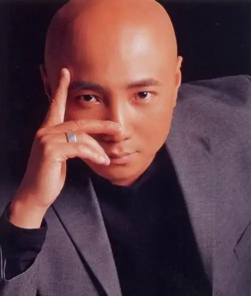 徐峥青涩旧照曝光年轻时头发浓密