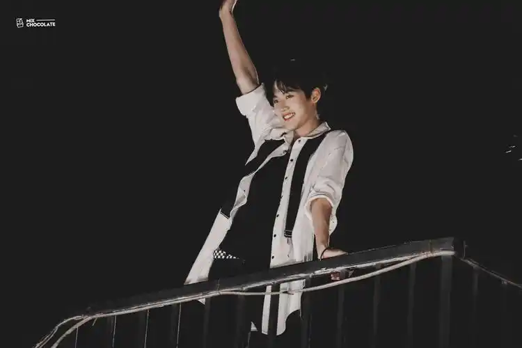 周柯宇这组图片好绝脑补出一万字偶像剧情节