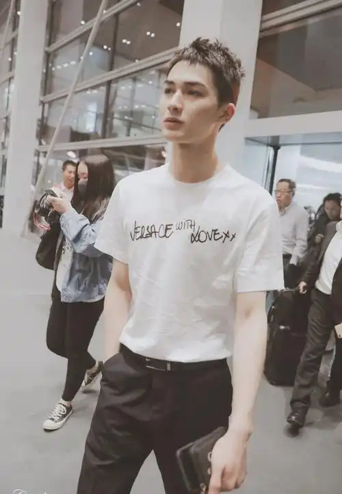 而今早已习惯的是夜以继日的忙碌,即使是深夜赶行程朱正廷依旧能带着