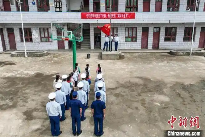 贵州贵定:消防员走进乡村学校和学生同过"六一"