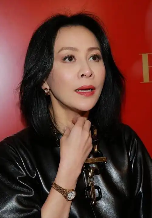 出道40年,刘嘉玲如今在港圈地位已经举足轻重.