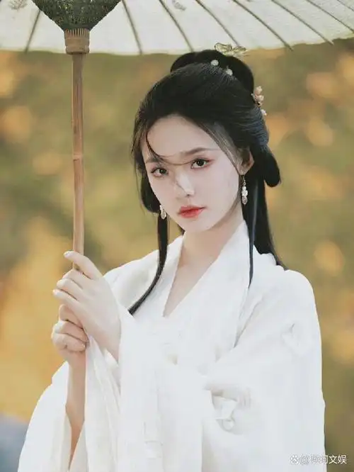 如今,她的古装造型出人意料地出色,一袭白衣下的她,犹如纯洁的仙子