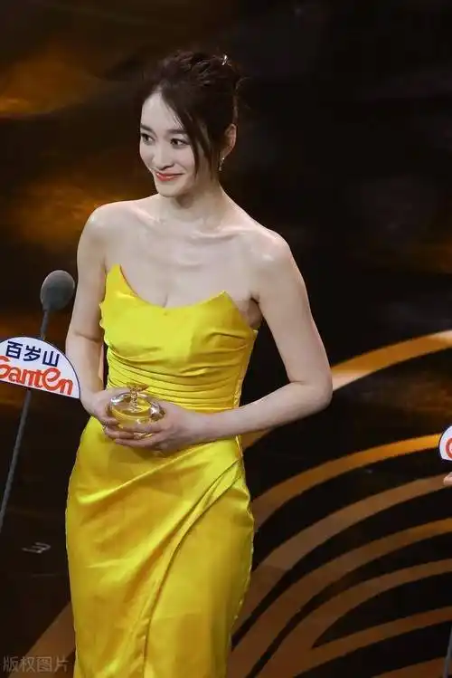 李小冉这身材,这才是尤物啊!