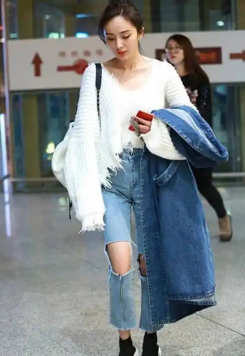 牛仔裤百搭还耐看,张嘉倪牛仔裤搭配小马甲,减龄又时尚_感觉_女性