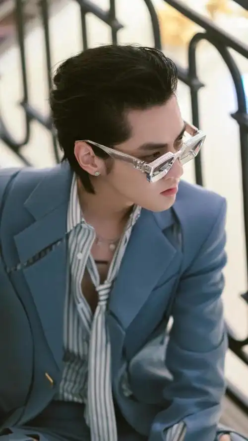 霸道总裁吴亦凡冰川蓝镂空西装写真