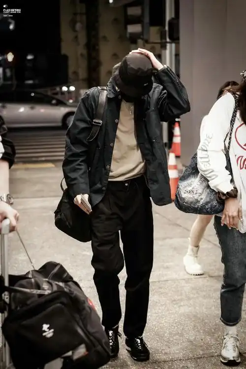 王一博出发回国