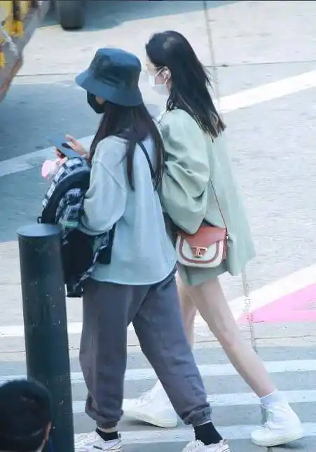 杨超越吴宣仪手挽手现身,一个搭配性感一个休闲潮流,造型反差萌_一身