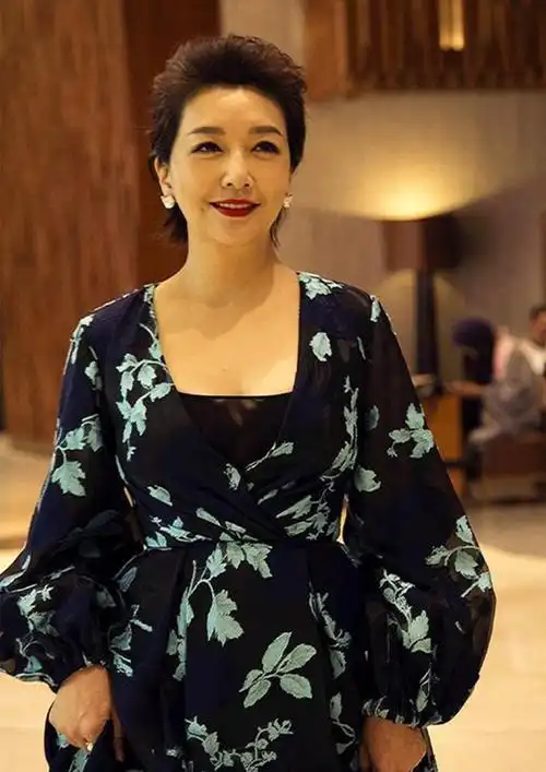 52岁江珊终于放开了!印花裙被撑得好满,搭配短发尽显成熟魅力