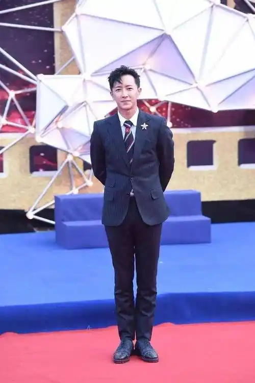 韩庚的发际线是越来越高了周杰是又发福了,话说前几天和林心如沸沸