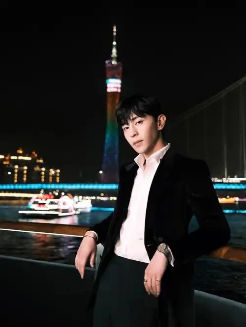 邓伦新壁纸又来了广州小蛮腰珠江游轮