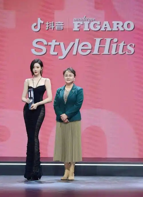 总编辑 祁首杨抖音演出多元演出负责人 孙文颖年度风尚品质演员:万茜