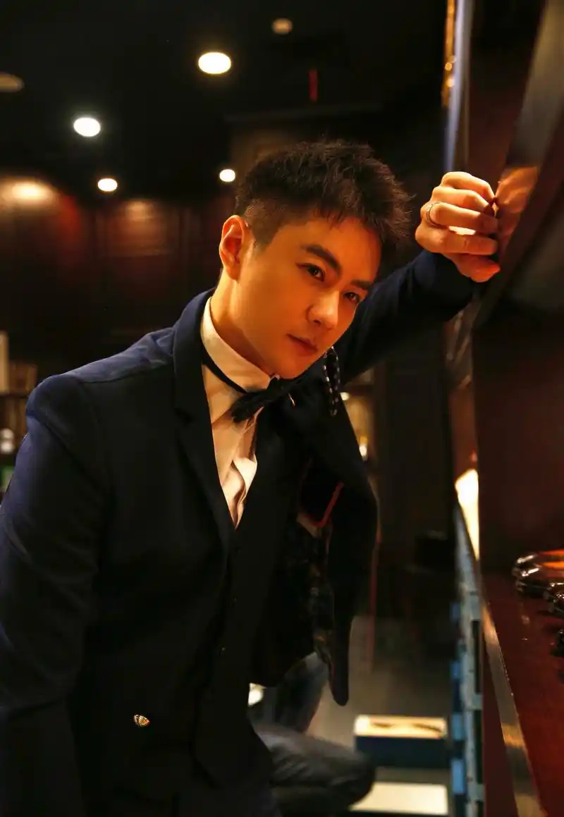 活捉一枚大鼻子正装帅哥,是你喜欢的类型吗?