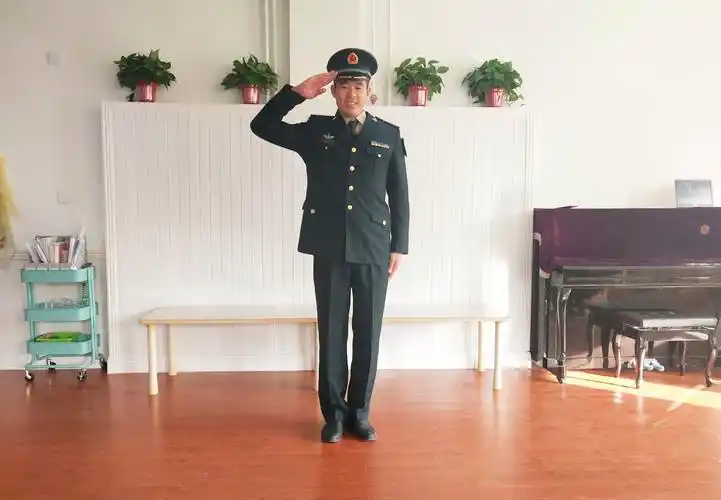 解放军叔叔可真高,军装穿在身上,真帅气!