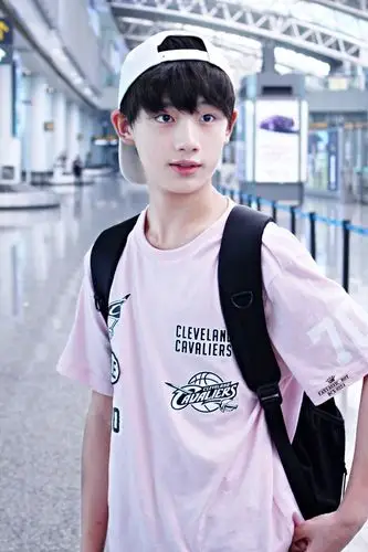 第三名:丁程鑫,在《超少年密码》中饰演机器人249,戏份不多却给人留下