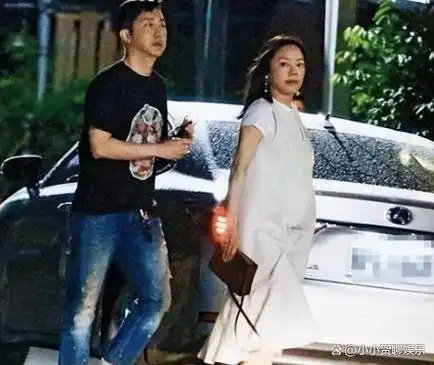 哈利的毕业典礼上,庾澄庆的新婚妻子陪伴在侧,然而前妻伊能静却未能