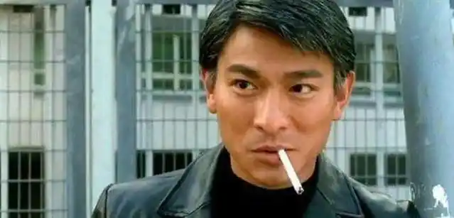 在四大天王中除了刘德华的抽烟动作很经典外,黎明在电影中的抽烟