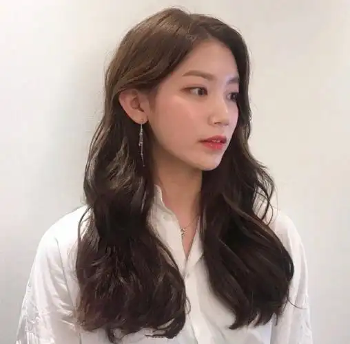 曾经流行于九十年代中期的中分大波浪,如今被拔出又翻新成了八字刘海