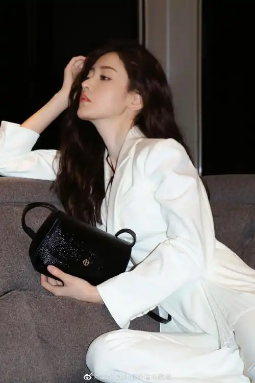 品牌代言人 张天爱身穿cocoon·23春季·花园系列白色西装套装把不一