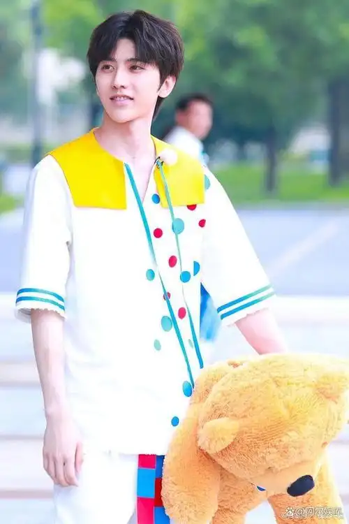 现在轮到炎亚纶和蔡徐坤被枕边人曝料,他们的未来可真是堪忧