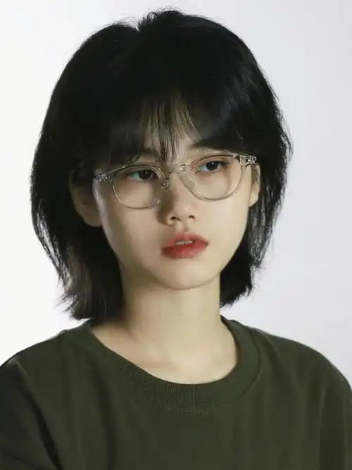 短发戴眼镜的少年感