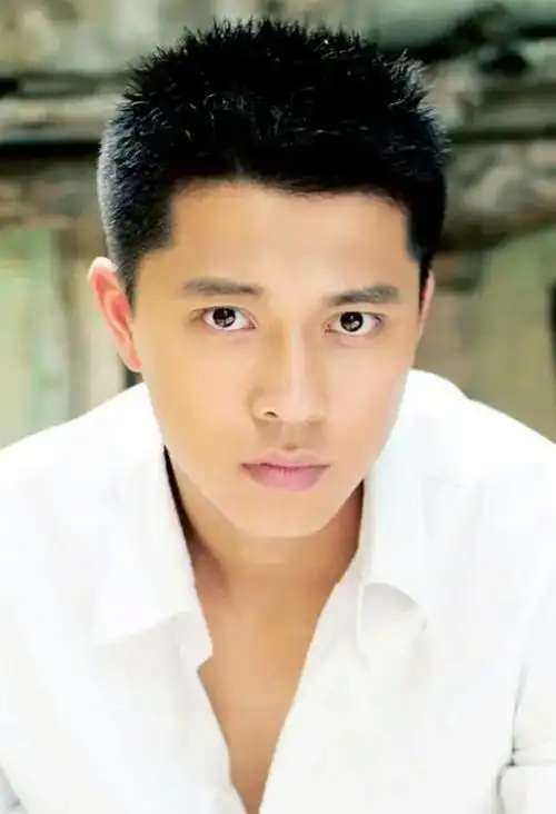 演员王雷:苦熬8年成名,宠爱李小萌至今无绯闻,活成人生赢家