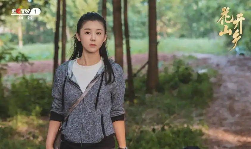 电视剧《花开山乡》麦西剧照由王瑞子饰演的刘小小是白朗导师的女儿