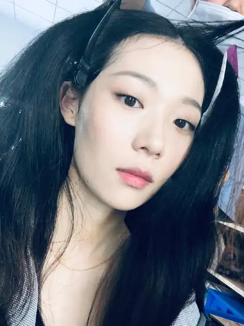 穆乐恩双马尾俏皮自拍图片