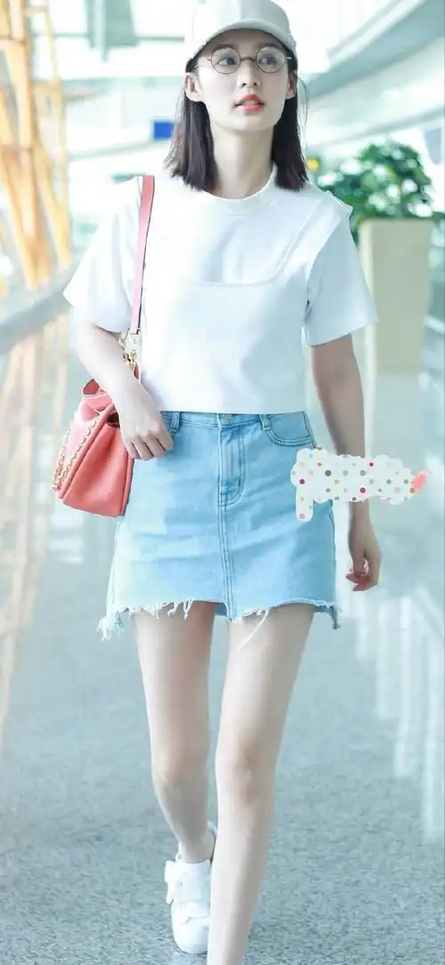 粉系少女李沁,全身粉色衣服像个少女