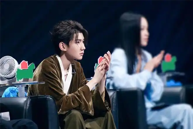 没有出圈的代表作,却能稳坐评委席,小丑闹剧何时停止|鞠婧祎|王源