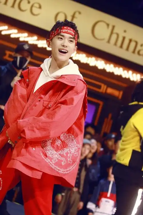 易烊千玺红色装尽显王者范 大秀街舞脏辫造型亮眼