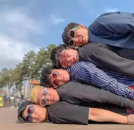 团建合照超有创意的五大合照造型姿势get新技能分享收藏