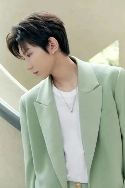 王源绿西装春日随拍##王源