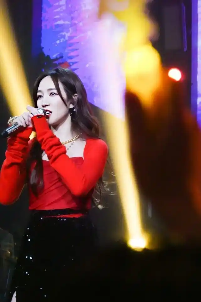 孟佳摄影师回应,表示与版权拥有者取得联系,是谁一直在搞孟佳?