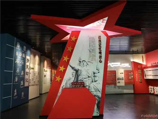 以红色文化景观立柱,以国旗中的五角星元素结合抗战文化进行设计,表达