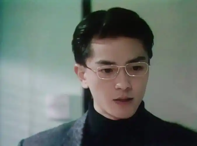 看看电视剧《天若有情》,他饰演的鲁德培被称为斯文败类鼻祖.