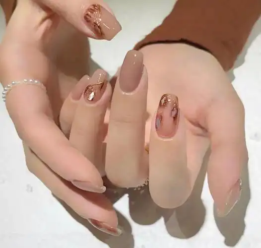 什么颜色指甲油显手黑,显手黑的指甲油颜色(手黑的女生适合什么颜色的