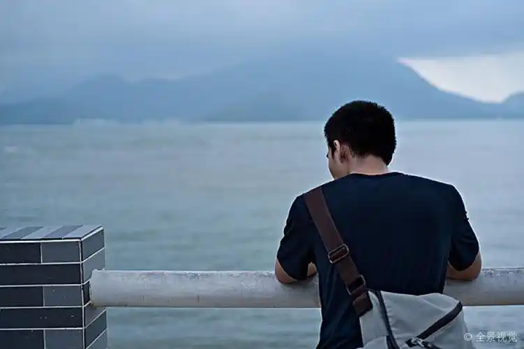 海边沉思的旅行者背影_图片素材