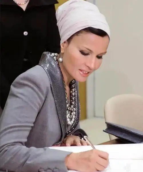 何超琼高调炫富佩戴黑珍珠项链亮相奢华堪比大3岁莫扎太后了